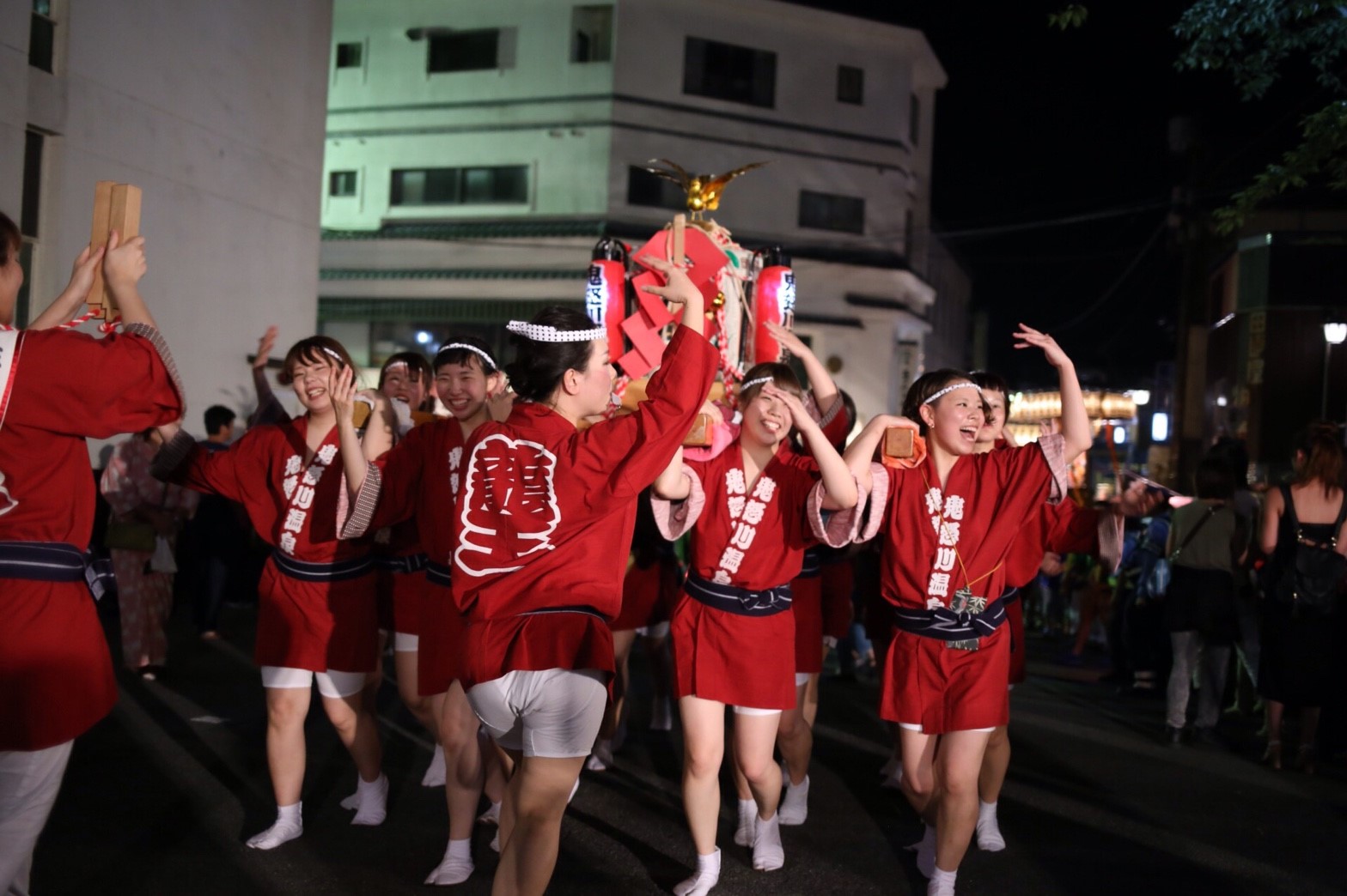 龍王祭で女樽神輿を担ぐ女性たち