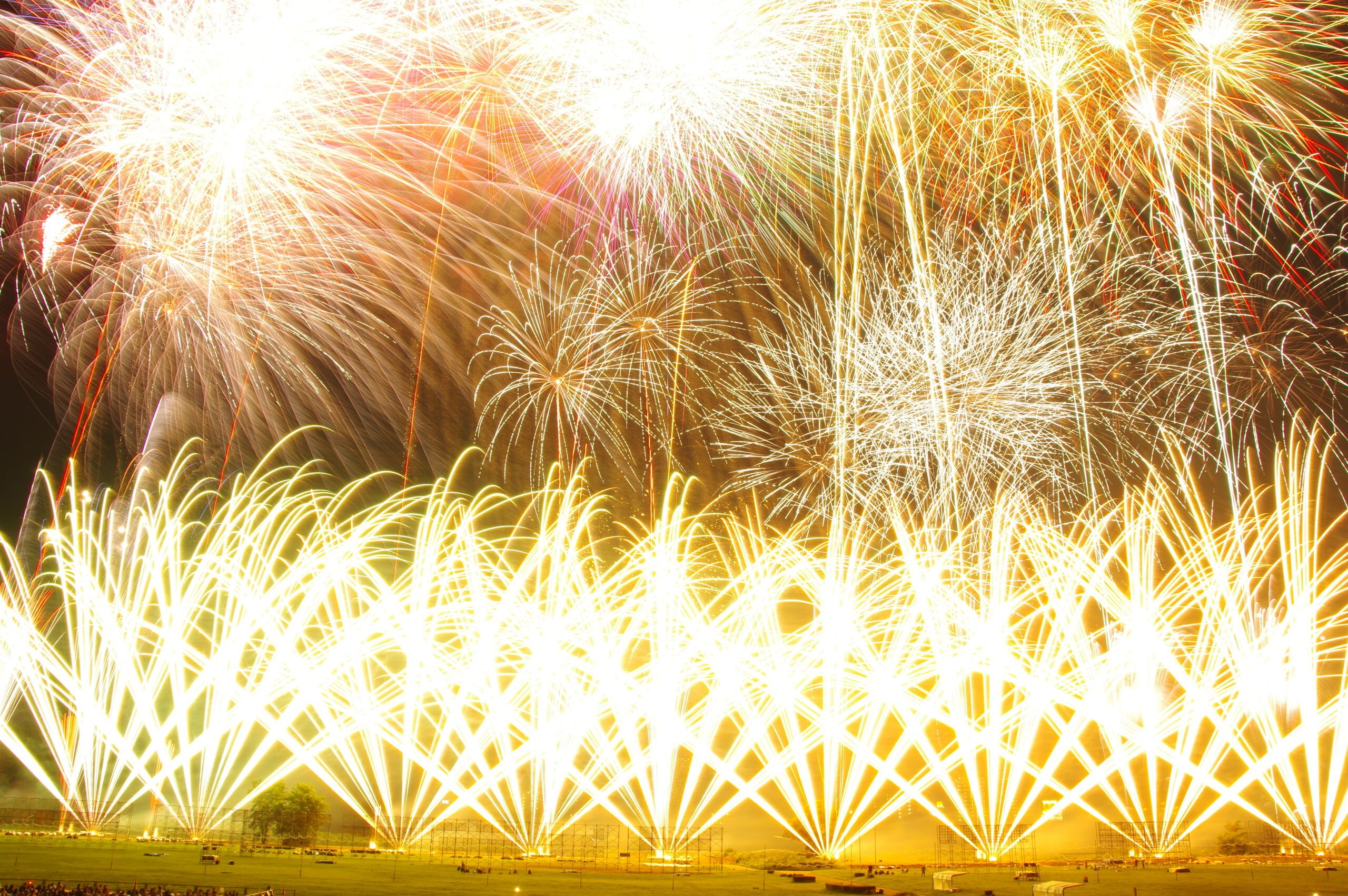 栃木県の夜空を彩る大規模な花火大会のイメージ