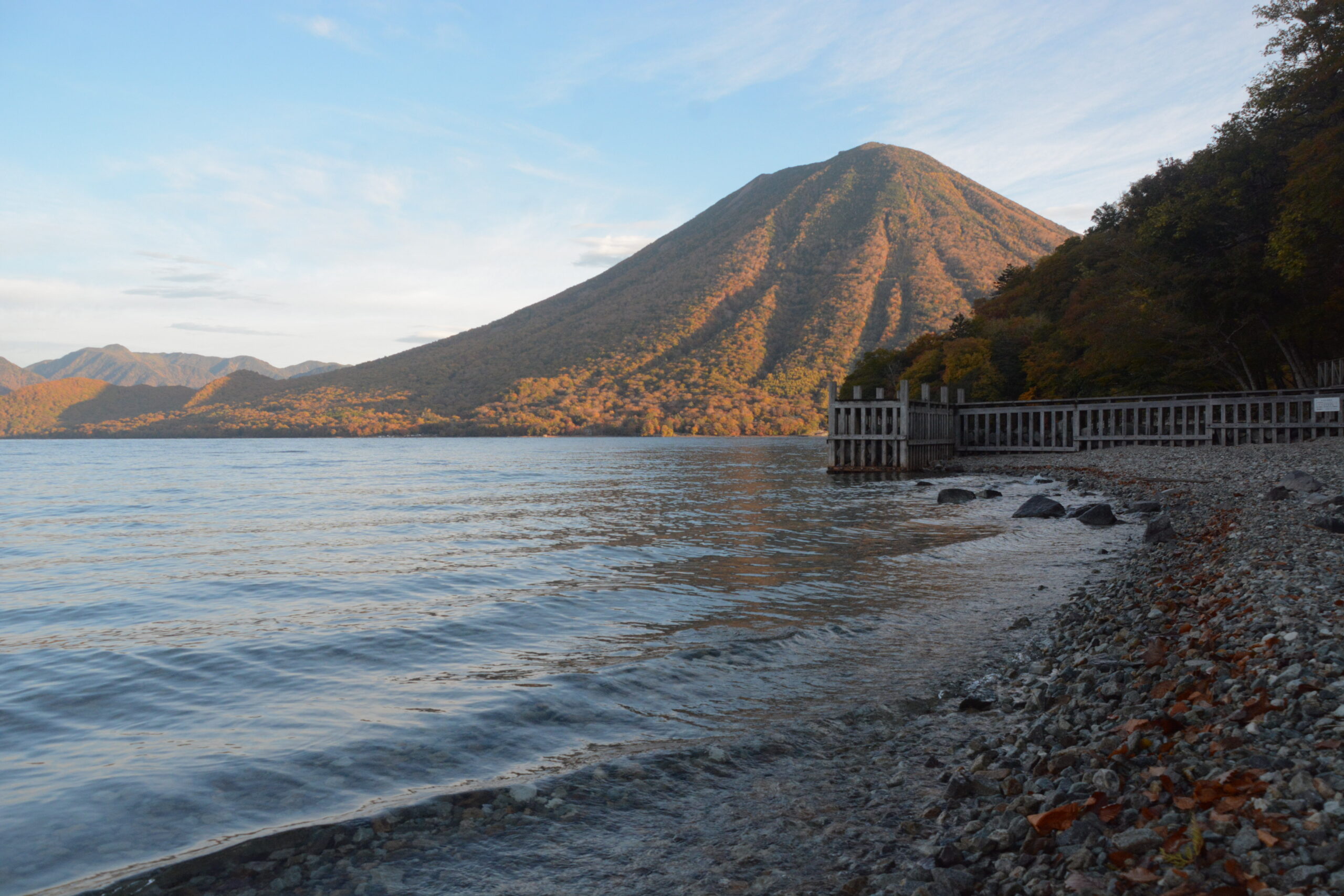 秋の中禅寺湖と色づく男体山