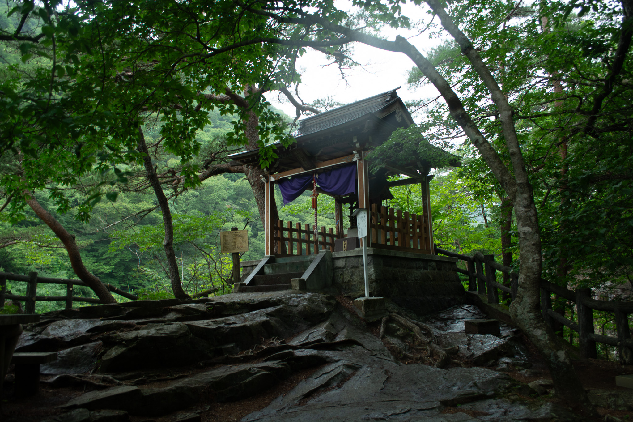 龍王峡の断崖の上に立つ五龍王神社