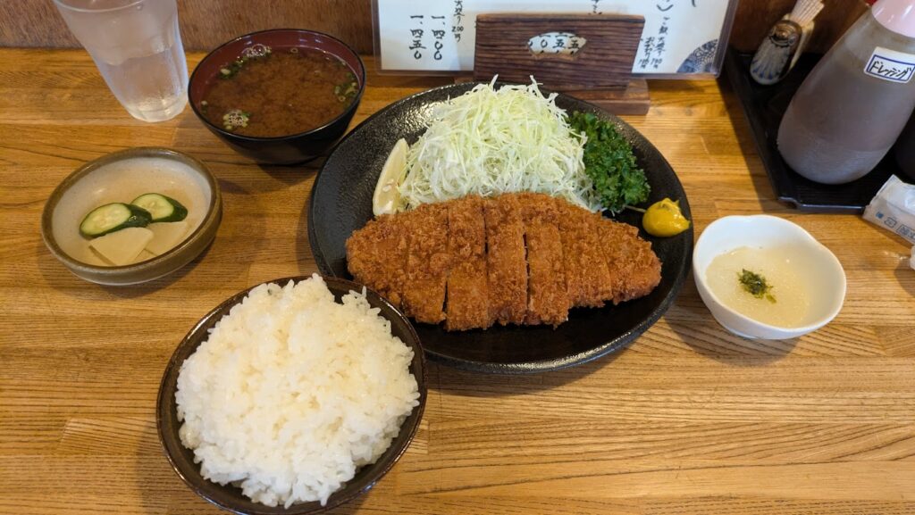 大田原のとんくんで食べたとんかつ定食。とんかつ、千切りキャベツ、ごはん、味噌汁、漬物、小鉢が並んでいる。