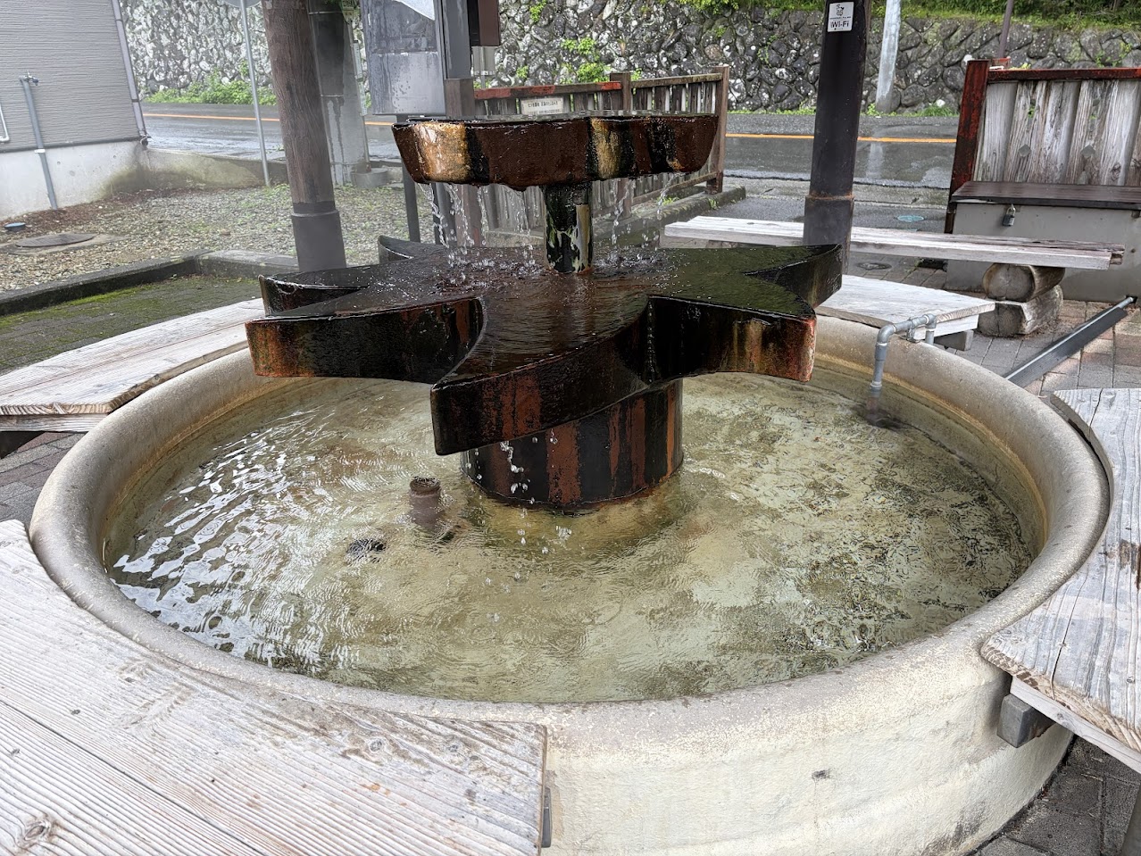 七ツ岩吊橋のそばにある無料の足湯