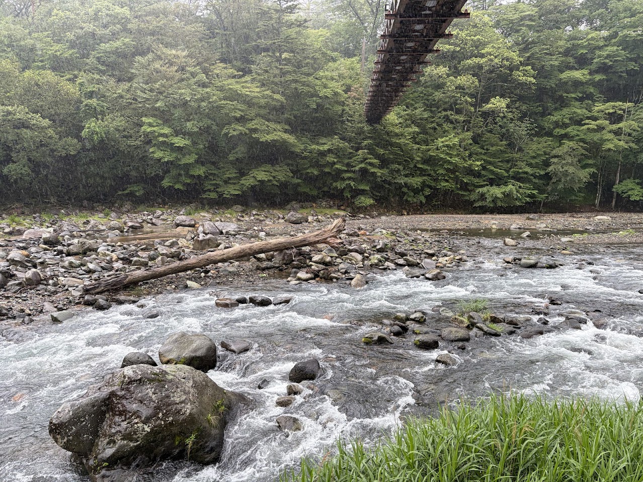 箒川に架かる七ツ岩吊橋と渓谷の風景