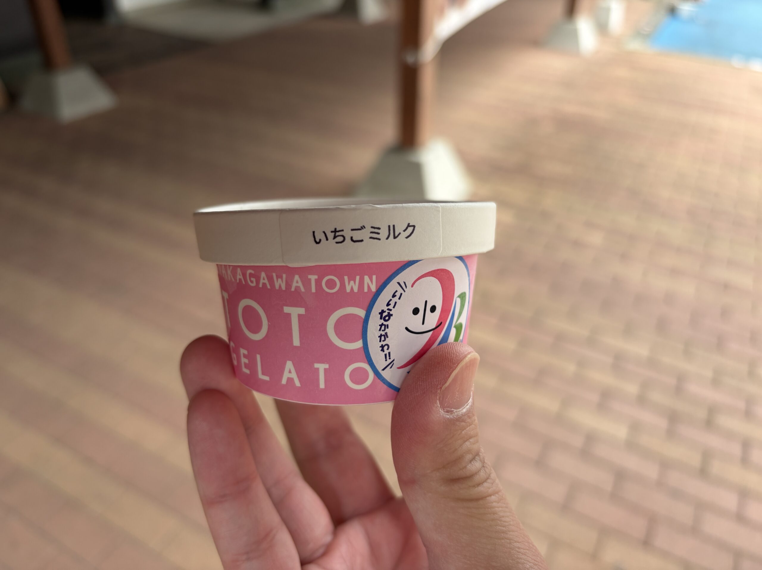 道の駅ばとうで購入したTOTO GELATOのいちごミルク。ピンク色のカップに白いふた