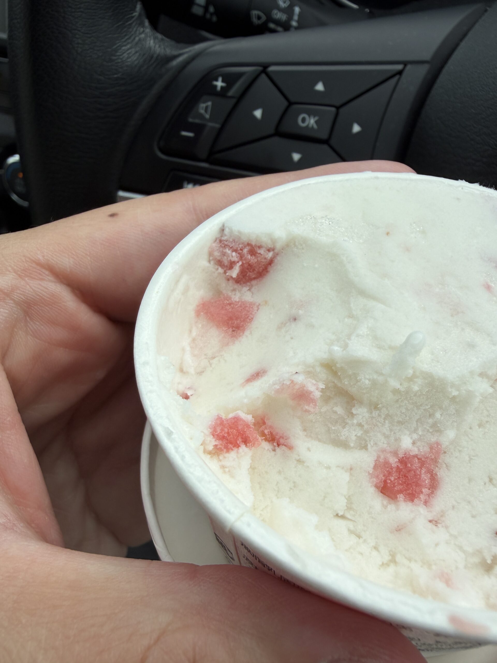 食べ進めたTOTO GELATOいちごミルク。いちごの果肉がごろごろと現れている
