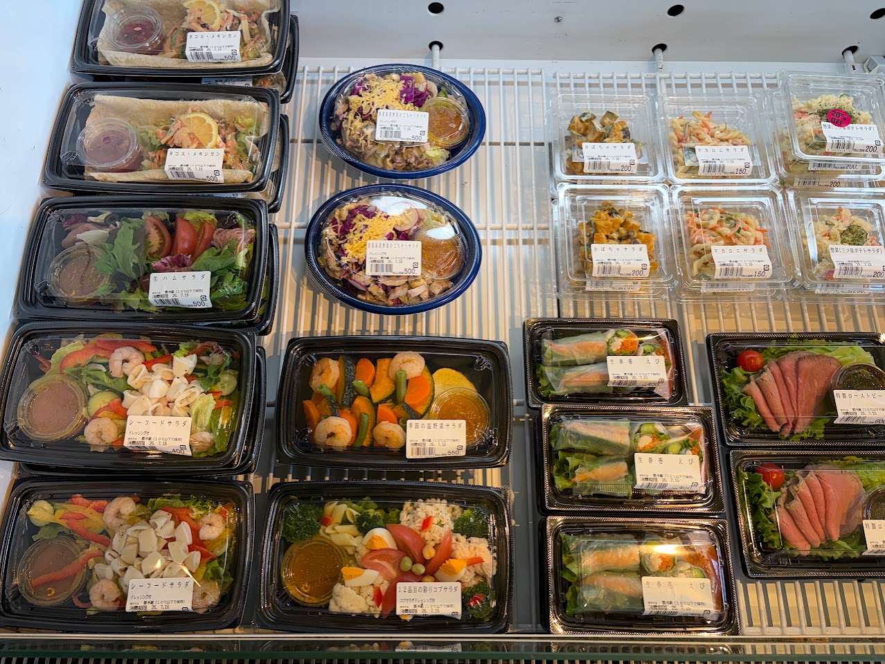 三ッ星キッチン大田原店の冷蔵ケースに並ぶ弁当と総菜