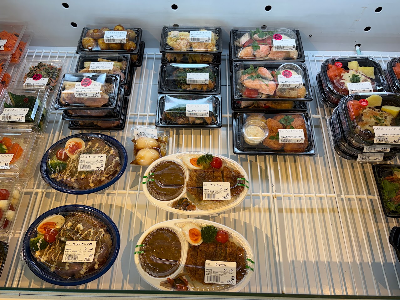 三ッ星キッチンの店内に並ぶ総菜