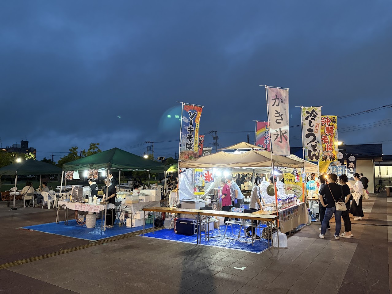 第13回大田原ビアガーデンの会場。中央多目的公園に並ぶテーブル席と屋台