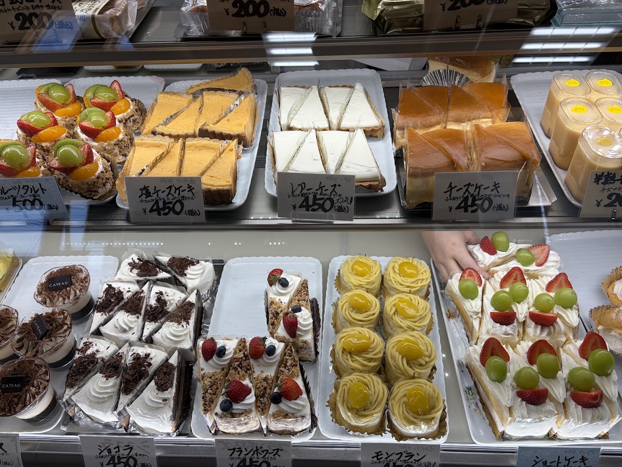 ねむの樹の店内に並ぶケーキ