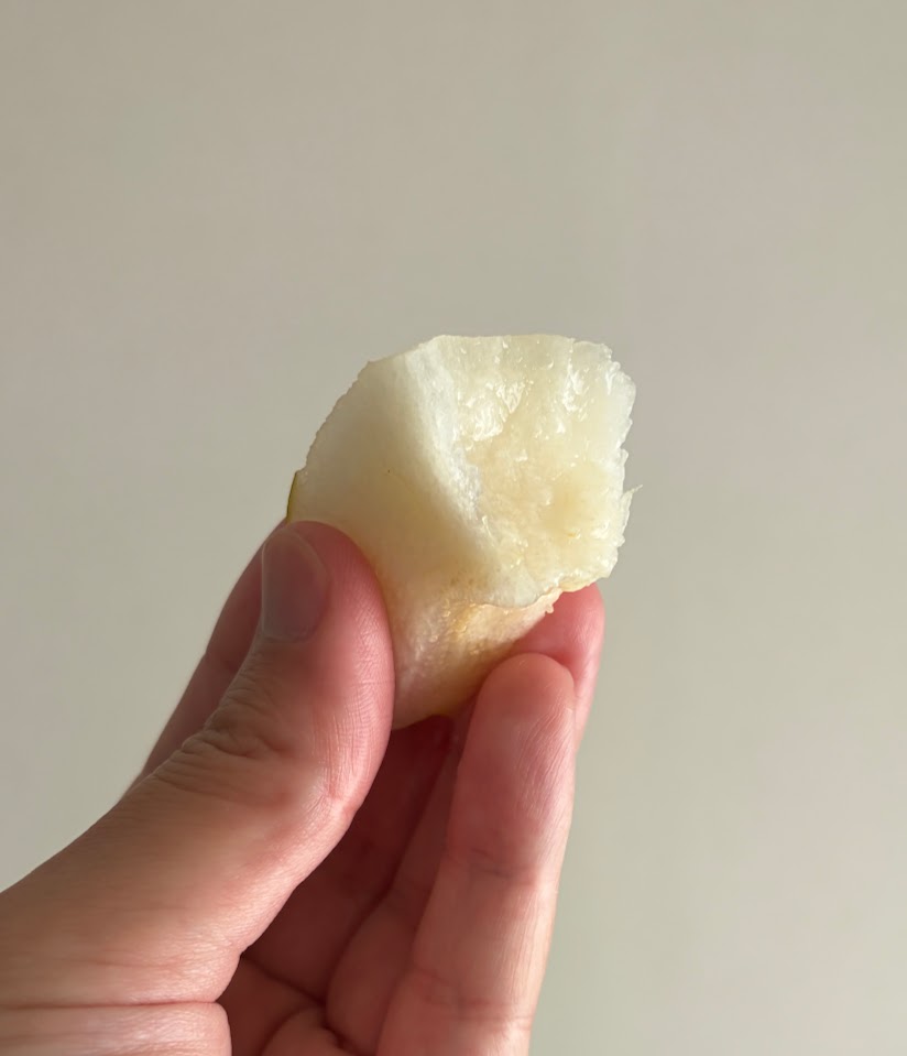 ひと口かじった幸水の断面