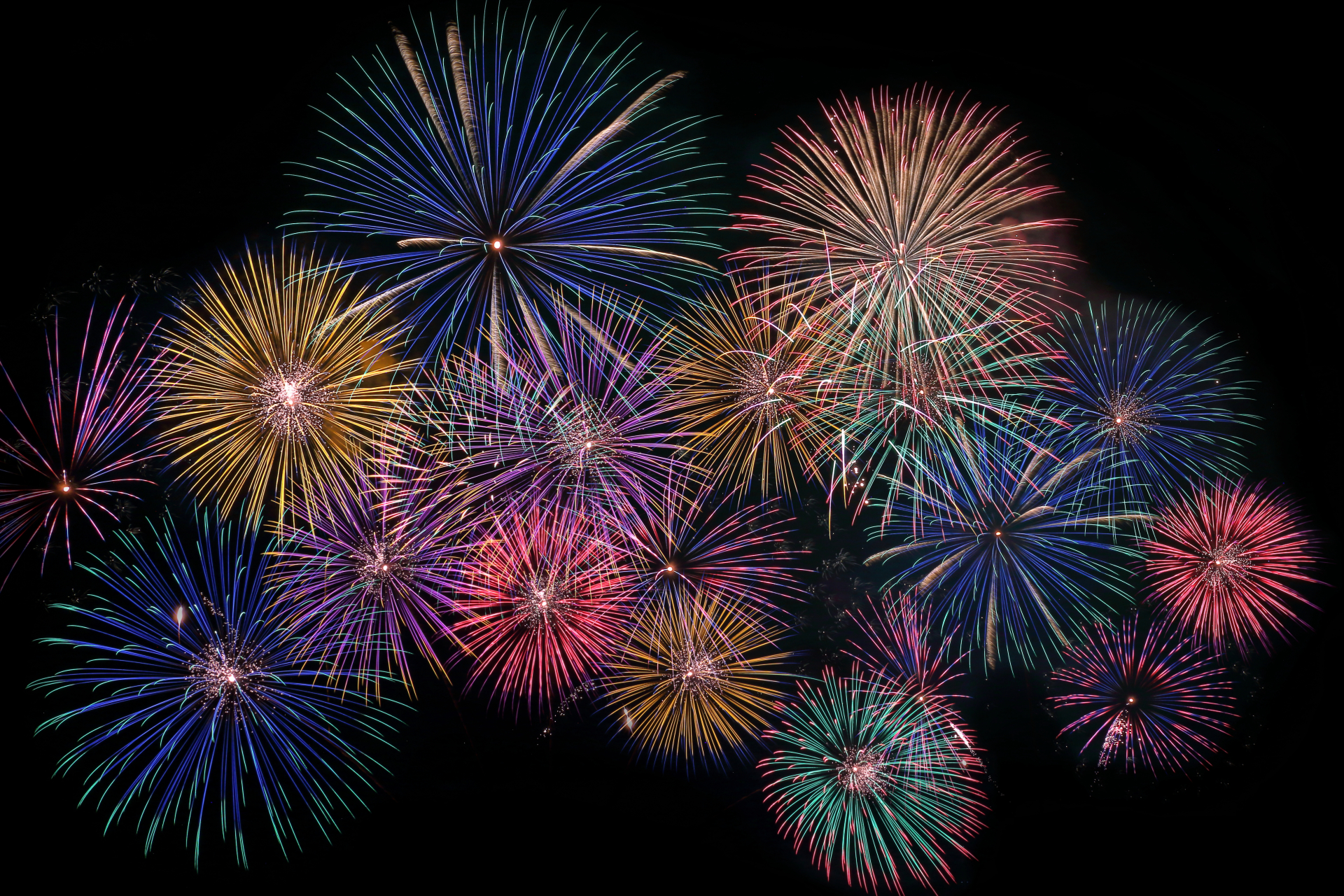 夜空に打ち上がる花火のイメージ
