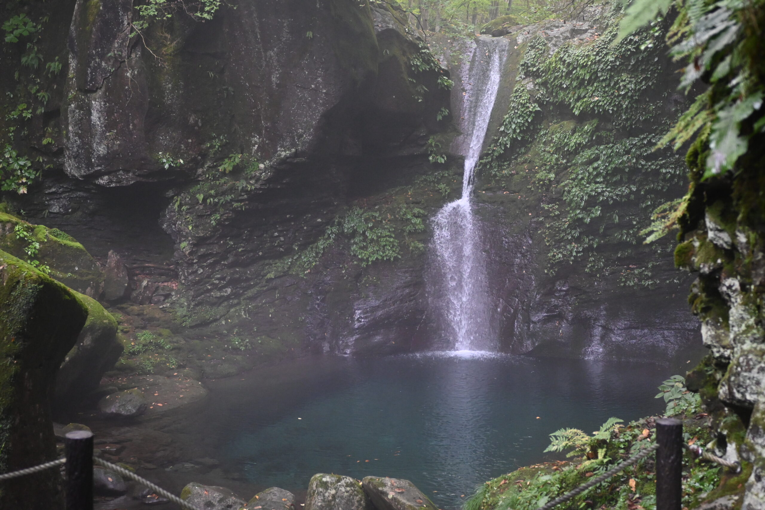 2026年9月13日のおしらじの滝。水が流れ落ち、周囲に白いモヤがかかっている