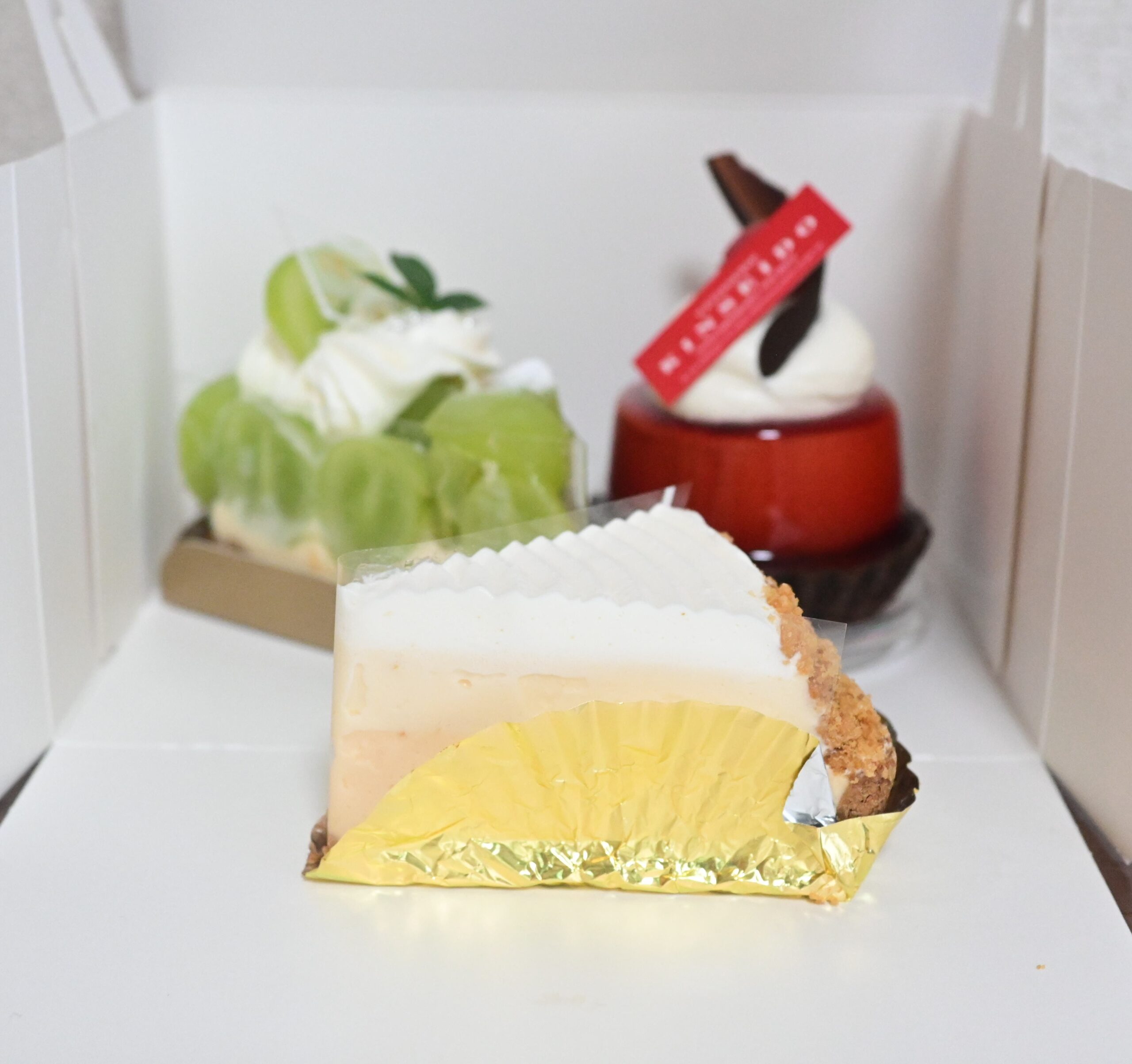 Patisserie KINSEIDOのダブルレアチーズケーキ、シャインマスカットのタルト、フランボワーズのタルト
