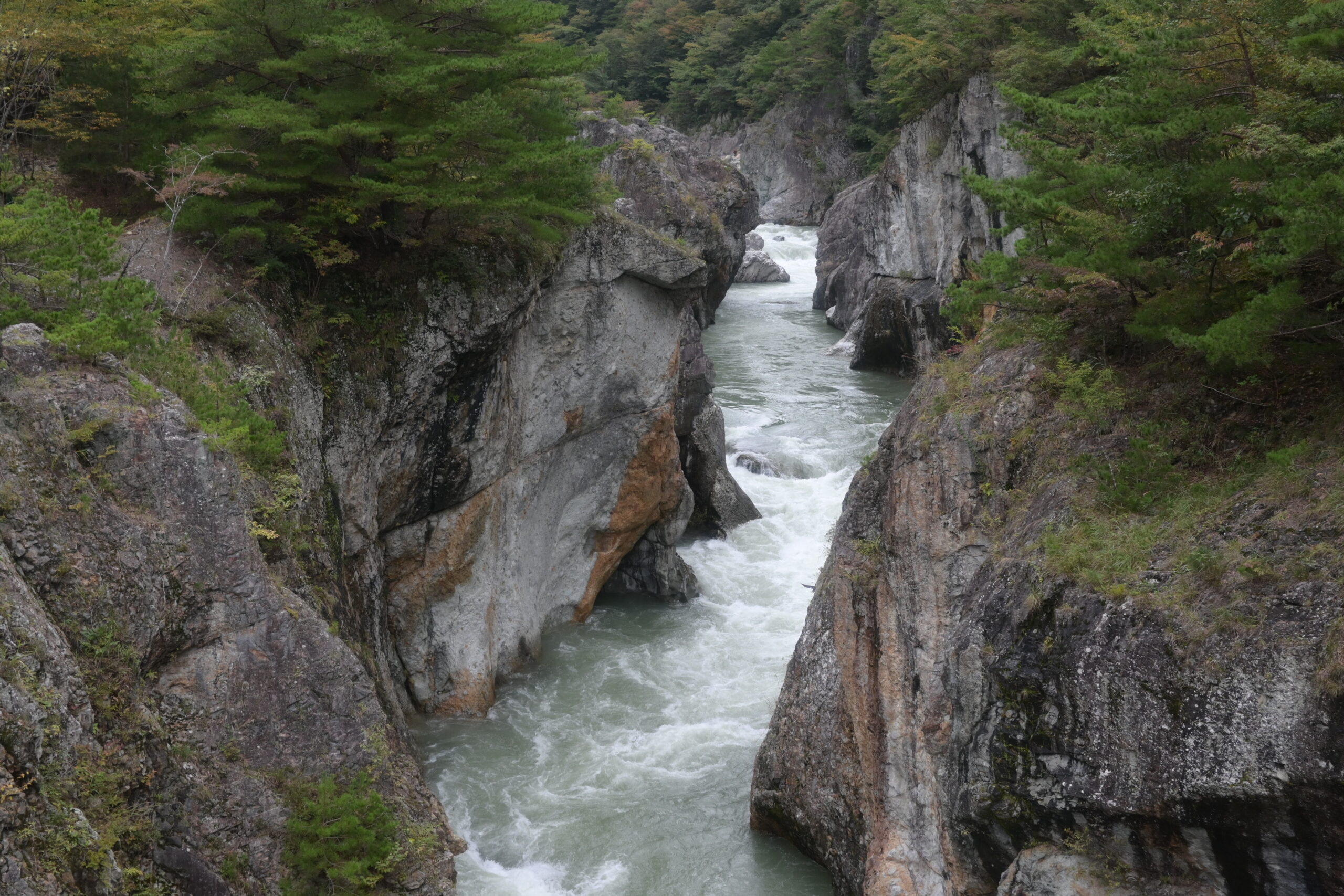 むささび橋から見た龍王峡。両岸の岩壁のあいだを流れる鬼怒川
