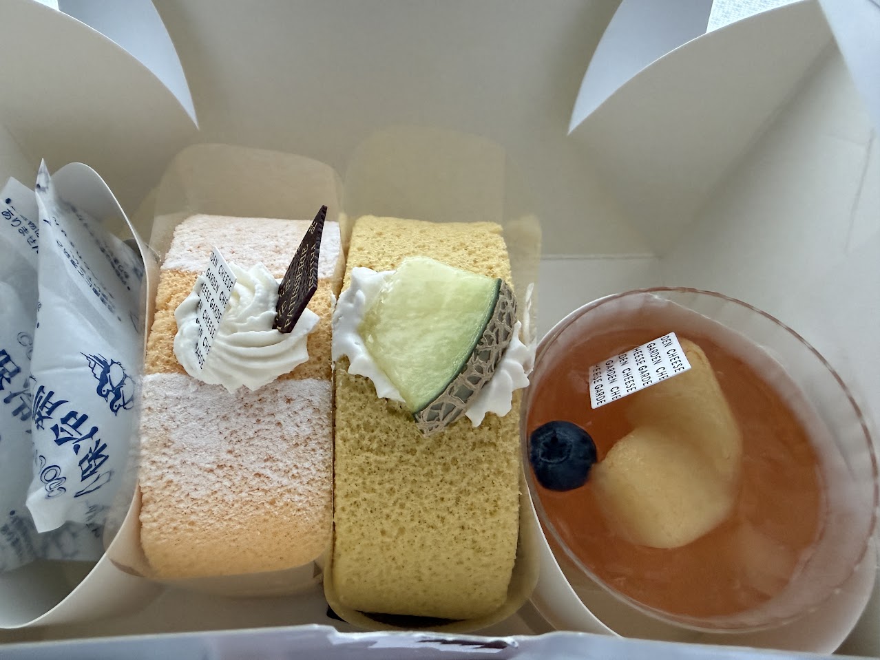 箱に入ったチーズガーデンのメロンロール