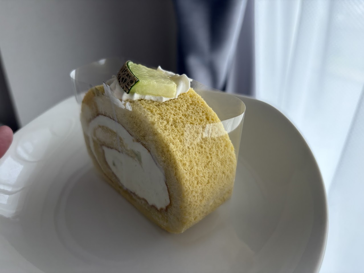皿に盛り付けたチーズガーデンのメロンロール
