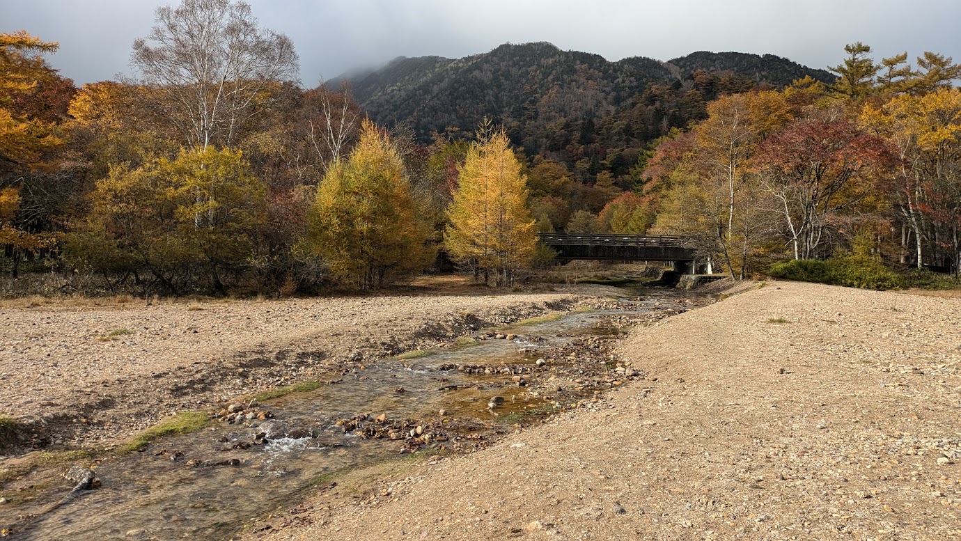 紅葉に囲まれた奥日光・湯ノ湖