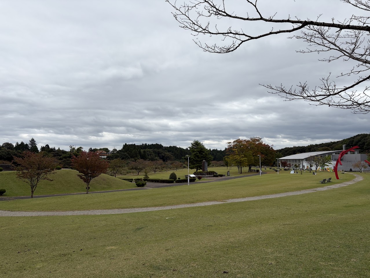 広い芝生と色づき始めた木々が広がる、那須町の余笹川ふれあい公園